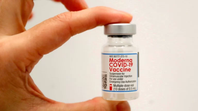 Advierten de un nuevo efecto secundario de la vacuna de Moderna ya detectado con Janssen y AstraZeneca
